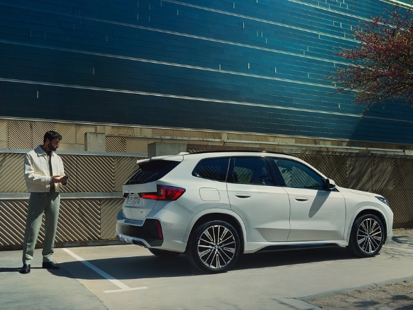 Pour vos trajets quotidiens comme pour de plus longs voyages, la BMW iX1 est le compagnon 100% électrique de toutes vos aventures.