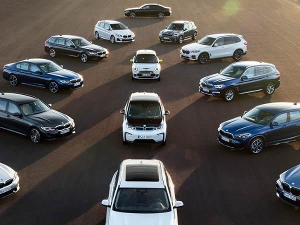 Faites l’expérience du plaisir de conduire en découvrant l’univers des véhicules électriques BMW.